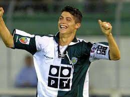 Il a fait ses débuts dans la première division en 2002.