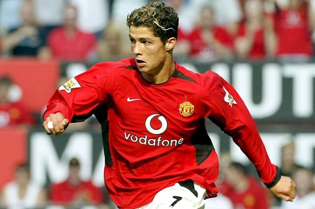 Il a signé un contrat avec le Manchester United en 2003.