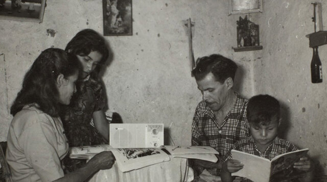 Fundación de la Radio Sutatenza en Colombia.