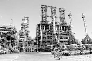 La baja producción manufacturera a la dependencia petrolera