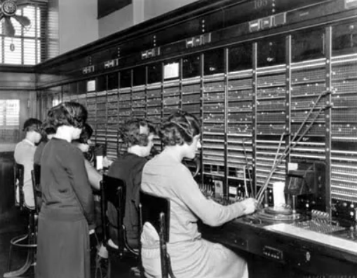 Primer avance tecnológico significativo en los sistemas telefónicos.