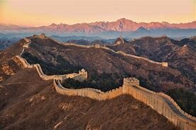 Gengis Khan apre una breccia nella muraglia cinese e conquista Bĕijīng (Pechino)