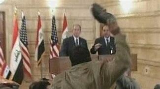 Giornalista lancia la scarpa a Bush, per ringraziarlo per la crisi e la distruzione portati in Iraq