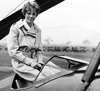 Amelia Earhart se convierte en la primera aviadora en atravesar el Atlántico en solitario