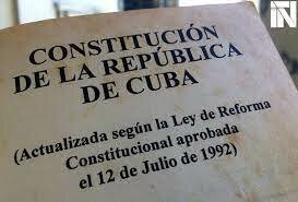 La constitución de 1976 cambió en 1992. La nueva constitución representa indenpendencia y libertad