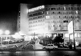 Conrad Hilton, Ernest Henderson y Robert Moore.