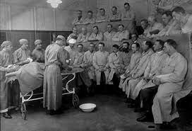 SIR 	ROY 	CALNE INTRODUCE LA CICLOSPORINA EN EL CONTROL DEL FENÓMENO DE RECHAZO.