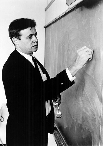 Kenneth Iverson escribe Un lenguaje de programación