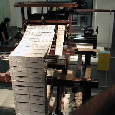 Timeline: Historia de la computadora       El ábaco china fue creado en el 2700 AC  .  Es el primer dispositivo mecánica para contar y antecesor de  la computadora.