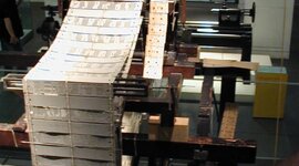 Timeline: Historia de la computadora       El ábaco china fue creado en el 2700 AC  .  Es el primer dispositivo mecánica para contar y antecesor de  la computadora.
