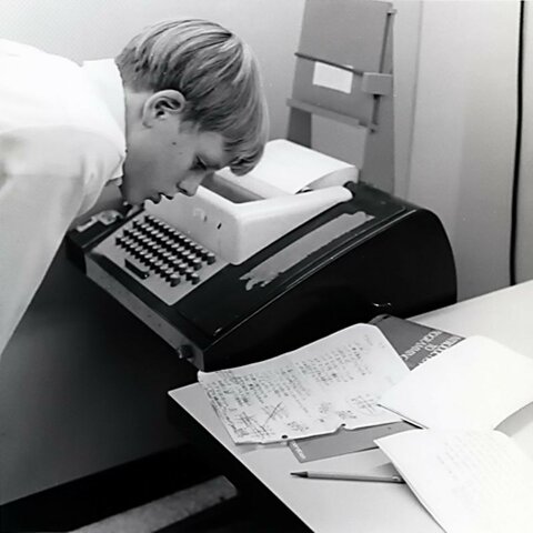 Thomas Kurtz y John Kemeny crean BASIC