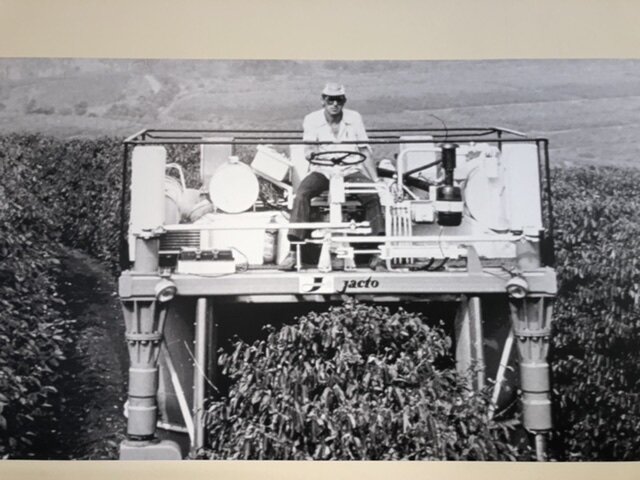 Criação da colhedora de café