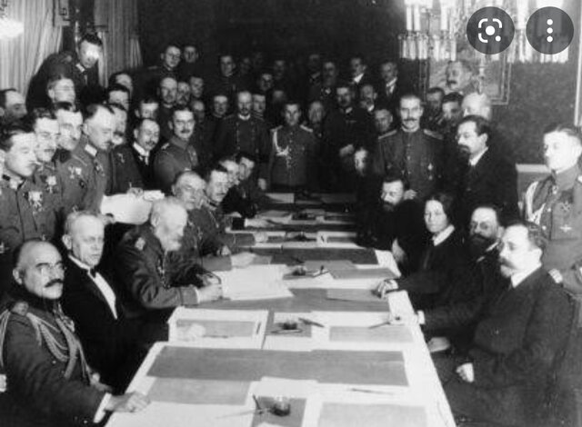 La situación obliga a la Rusia soviética a firmar la paz de Brest-Litovsk.