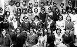 Egresan las primeras maestras de preescolar de las pocas instituciones que funcionaban en las principales ciudades de Colombia: Bogotá, Medellín, Cali y Barranquilla.