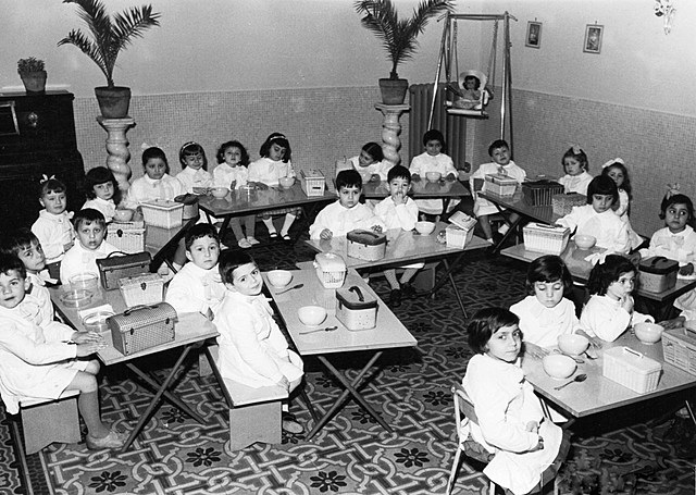 Se cierra el centro Montessori y se reabre con el nombre de Instituto de Educación Preescolar.