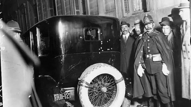 El presidente Eduardo Dato es asesinado en Madrid, por haber sido el principal responsable de esta ley