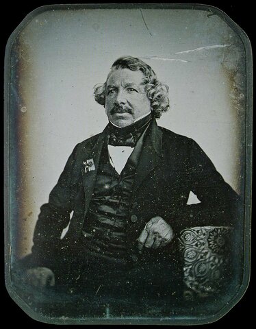 (1835)Daguerre logra su primera fotografía (imagen)  permanente