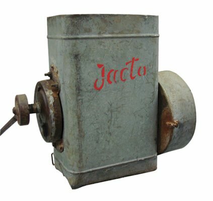 A primeira pulverizadora costal