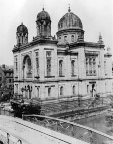 Nazi's burn a synagogue in Nuremberg