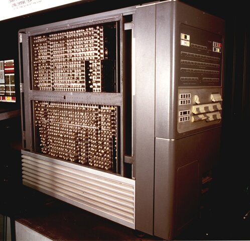 Primer software para un ordenador IBM 704
