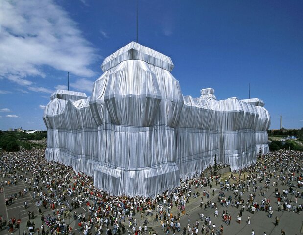 Le Reichstag emballé par Christo et Jeanne-Claude