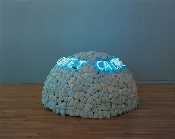 Objet, cache-toi par Mario Merz