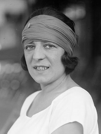 Suzanne Lenglen, prima donna tennista professionista della storia.