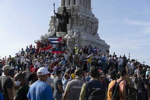 Miles de personas marcharon en Cuba en raras protestas masivas en medio de la crisis económica