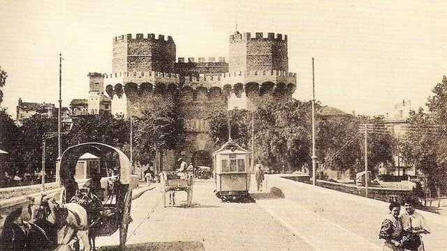 Neix Vicent Ferrer a València