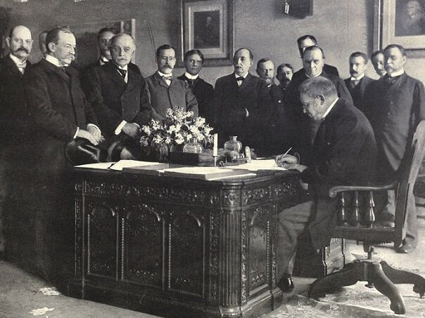 ESPAÑA PIEREDE SUS ÚLTIMAS COLONIAS