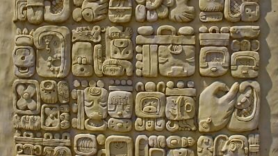 Se desarrolla la escritura Maya.