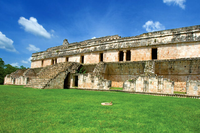 Colapsa las cuidades de la llanura meridional. Las cuidades mayas del norte de yucatan siguen prosperando  Se desarrolla el estilo Puue en Uxmal, Kabah y Labna