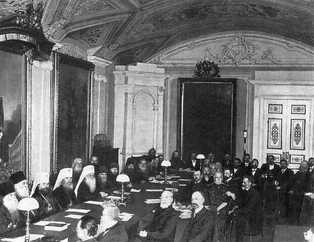 Святейший Синод Русской Православной Церкви единогласно высказывается за восстановление отменённого Петром I патриаршества и созыв поместного собора.