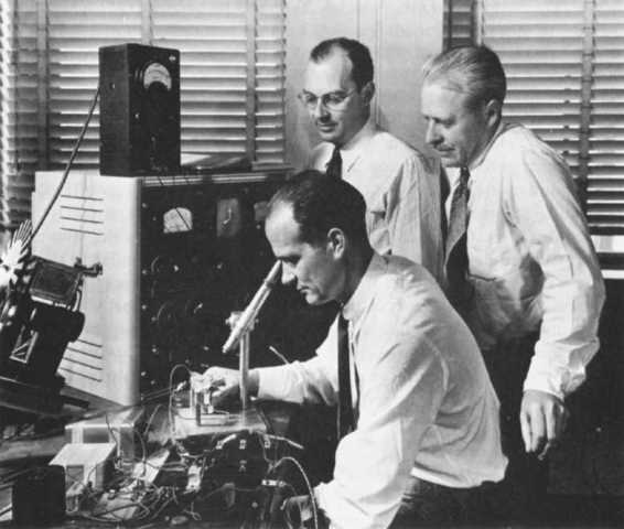 ohn Bardeen, Walter H. Brattain, y William Shockley.