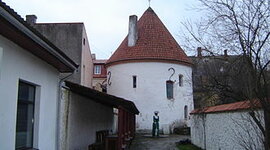 Timeline: 1251Vana-Pärnu (Perona), mille Saare-Lääne piiskop oli asutanud Sauga jõe suudmesse, sai tema piiskopkonna keskuseks.,  1263Kui leedulased selle 1263. aastal maha põletasid, viidi Saare-Lääne piiskopkonna pealinn Haapsallu.