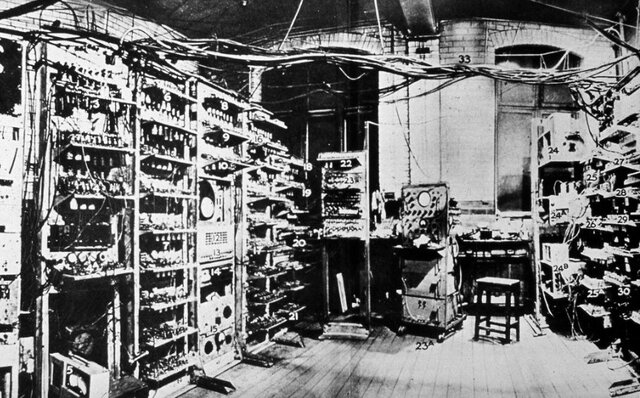 PRIMERA COMPUTADORA DEL MUNDO CON PROGRAMAS ALMACENADOS