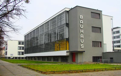 Se funda la escuela Bauhaus dando el primer marco formal para el diseño moderno. Walter Groplus establece las bases del Bauhaus.