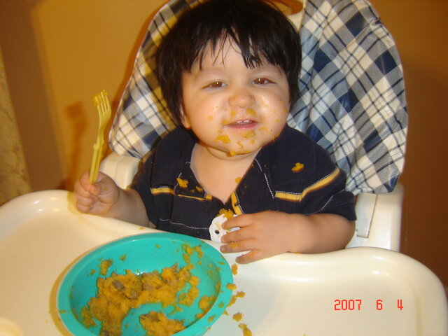 Aprendí a comer solo sin ayuda.