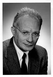 El comité de formación de psicología de David Shakow, grupo designado por la APA, presentó un informe para las características de formación de psicólogos que aspiraban a ser clínicos en las universidades e internados