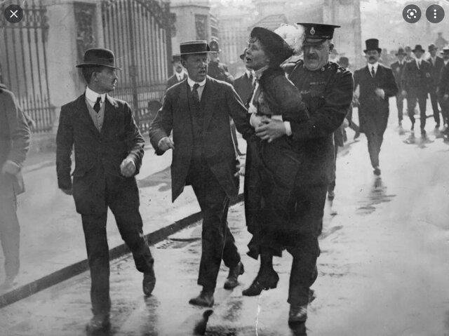 Oficialización del Día Internacional de la Mujer.