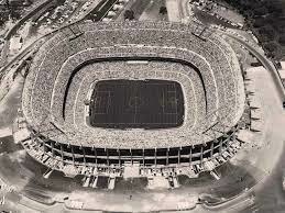 Se inaugura el Estadio Azteca en la Ciudad de México.