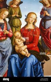 Virgen coronada por ángeles