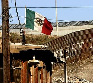 El presidente de EEUU George W. Bush firma una ley para levantar una barrera  en la  frontera entre E.U y México