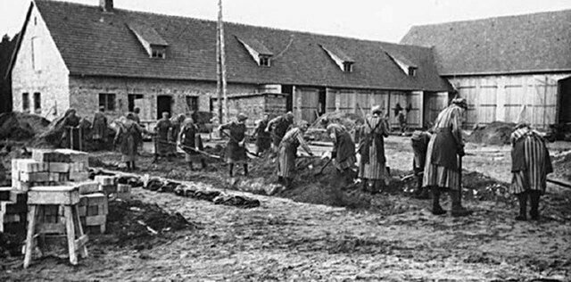 Les persones de Ravensburck comneçen a fer treballs forçats.