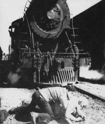 El tren fantasma arriba al seu destí final, el camp de concentració de Dachau.