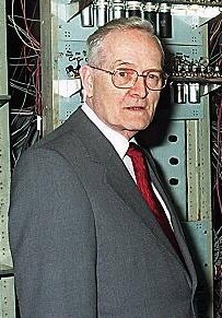 1955 un equipo bajo la direccion  de TOM KILBURN diseño y construyo una maquina utilizando transcistores.