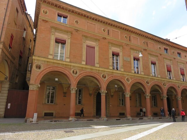 Li donan posició d'honor