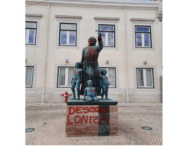 Estátua do padre António Vieira vandalizada em Lisboa.