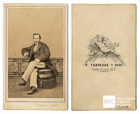 Chegan as tarxetas de visita co retrato do propietario