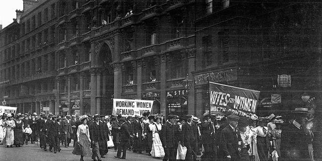 Comienzo de los movimientos  laborales feministas.